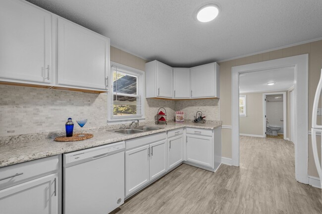 Building Photo - Updated 2 bed, 2 bath bungalow close to do...