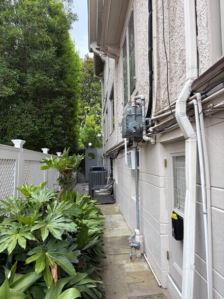 walkway to pool - 1509 Robert St