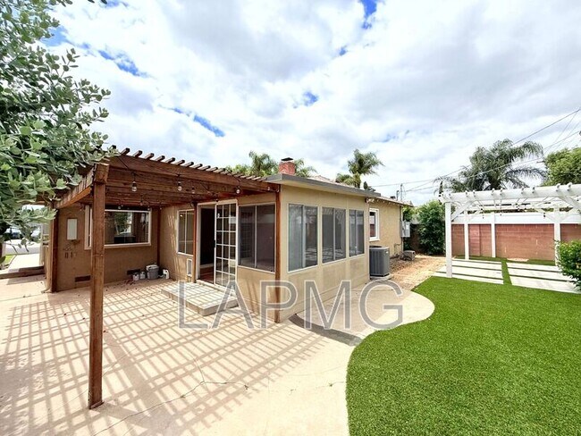 Building Photo - 16457 Gledhill St