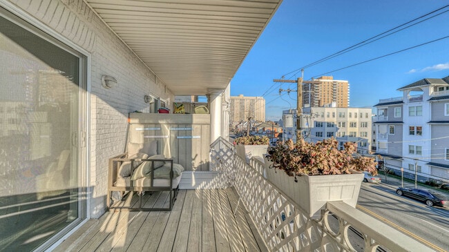 Building Photo - 25 S Surrey Ave