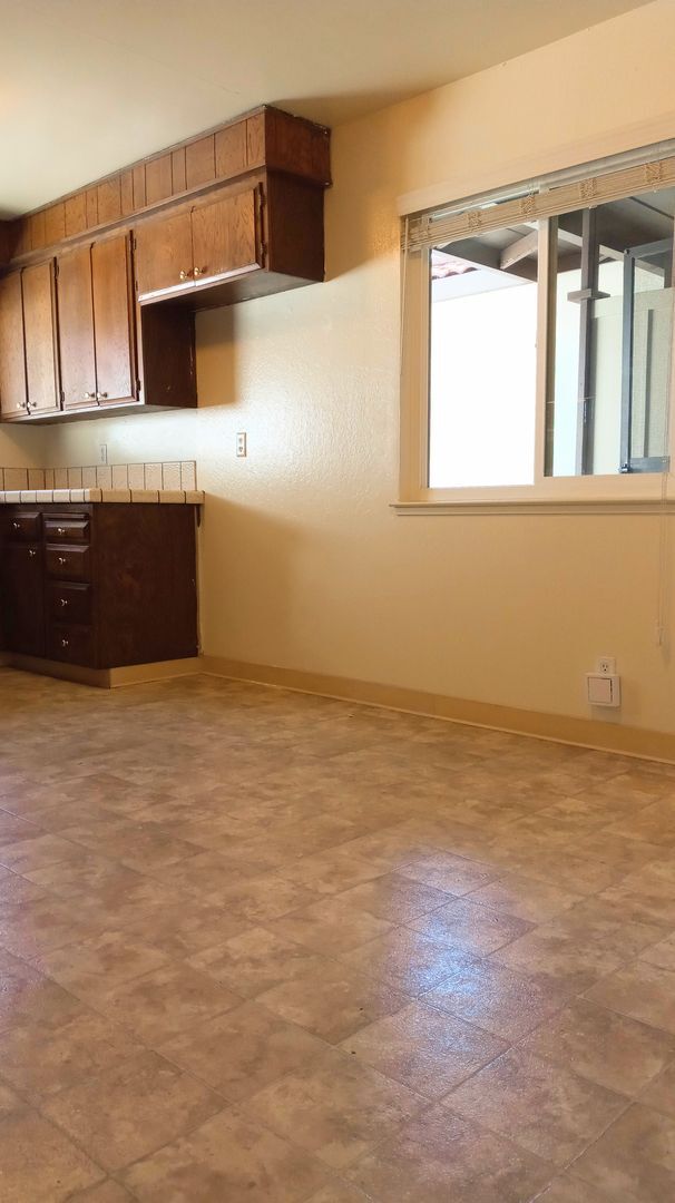 Building Photo - Charming 2bd Duplex With Private Yard & Garage