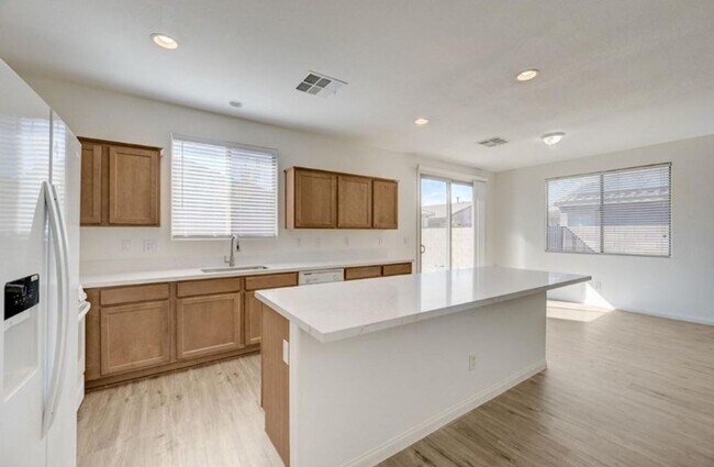 Building Photo - BEAUTIFUL 4 BEDROOM HOME IN GUARD GATED COMMUNITY!