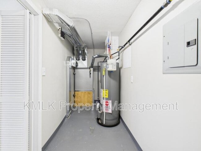 Building Photo - 9042 Maple Grove Rd