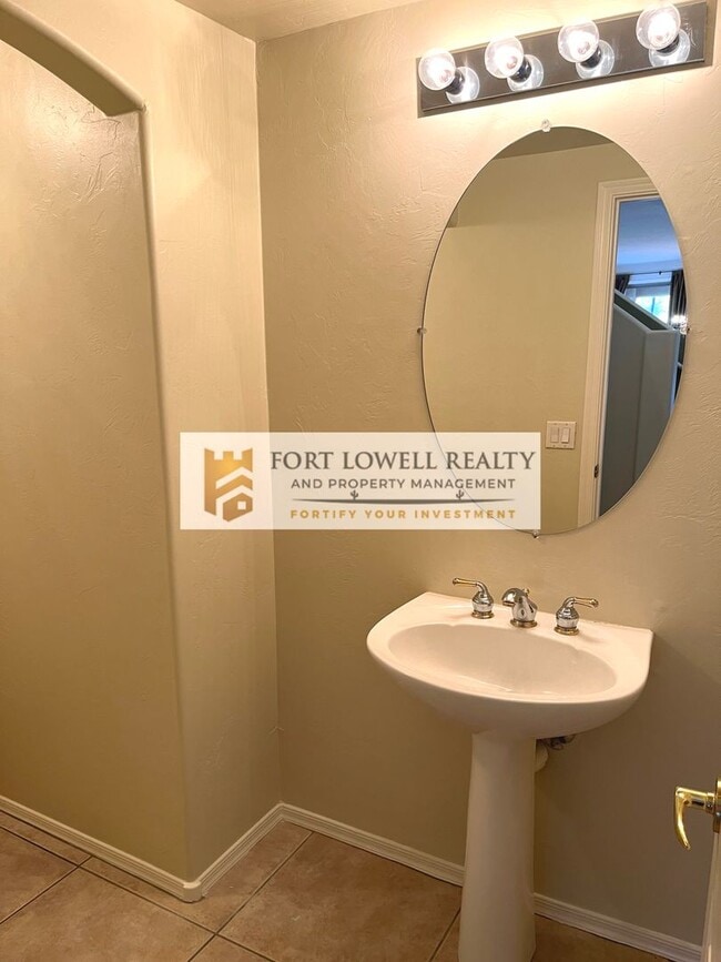 Building Photo - 3/2.5 2 car garage/washer/dryer/private yard