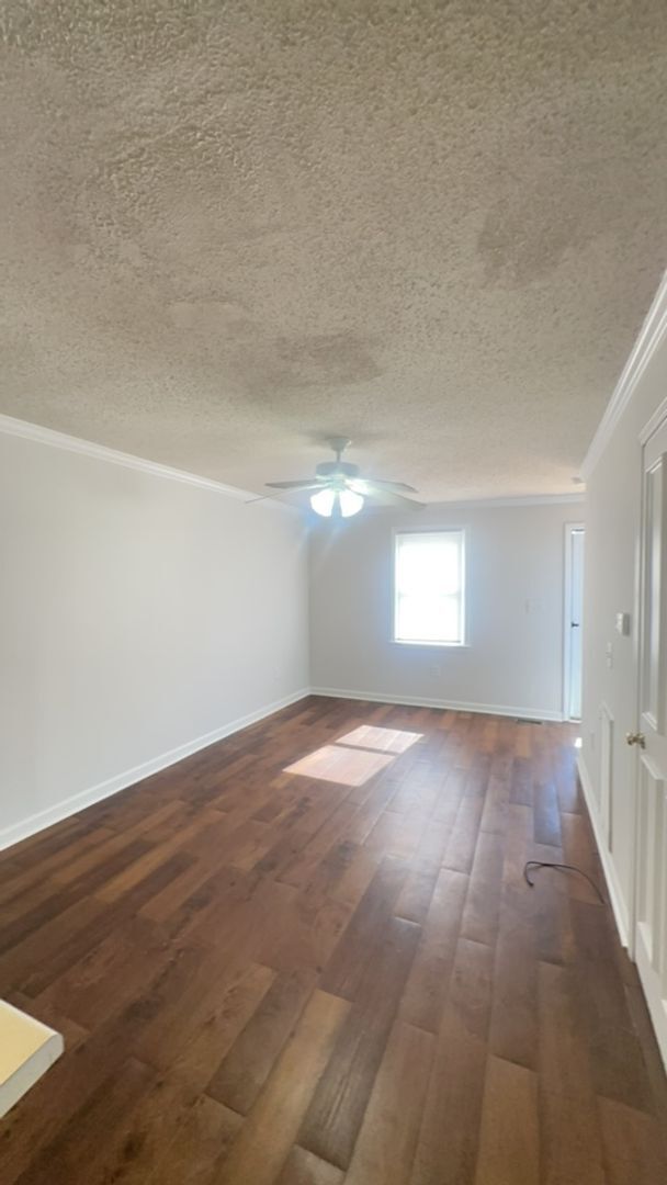 Building Photo - Recently renovated 2bedroom 1 bath townhom...