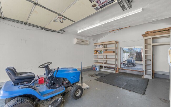 Building Photo - For Rent. 4 Bedrooms