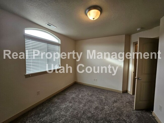 Building Photo - Orem Townhome Central to City Center