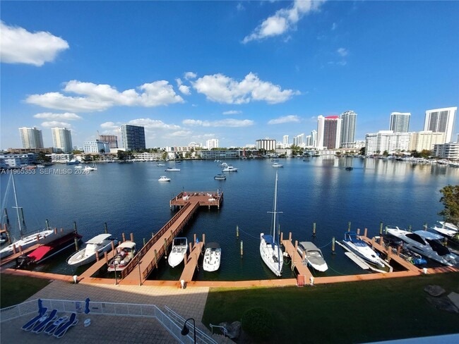 Building Photo - 400 Golden Isles Dr