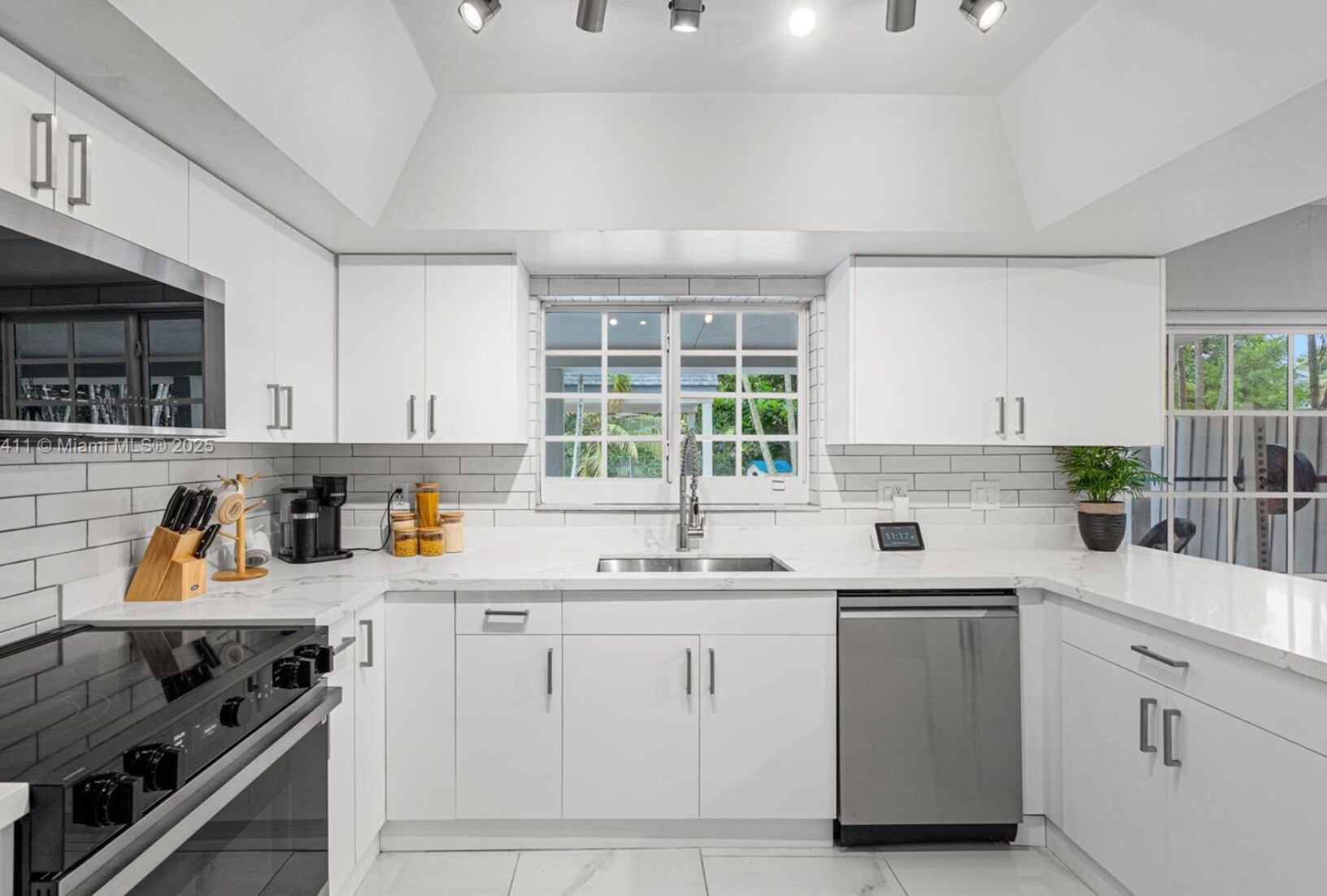 Building Photo - 8351 SW 39th Ct