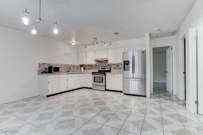 Building Photo - 808 Hedge Way