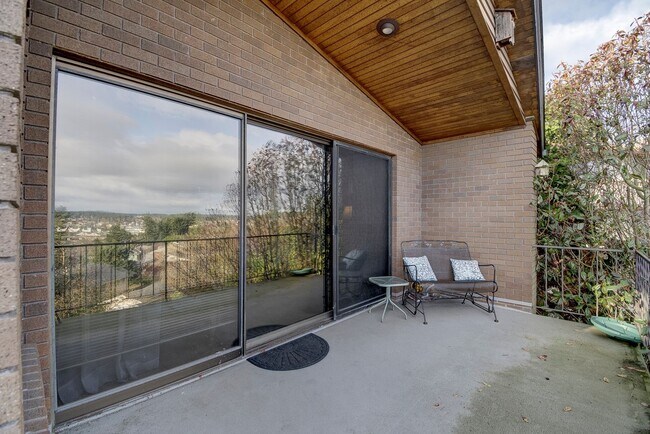 Building Photo - 3 Bedroom 2.5 bathroom spacious home with views of marina and downtown Oak Harbor