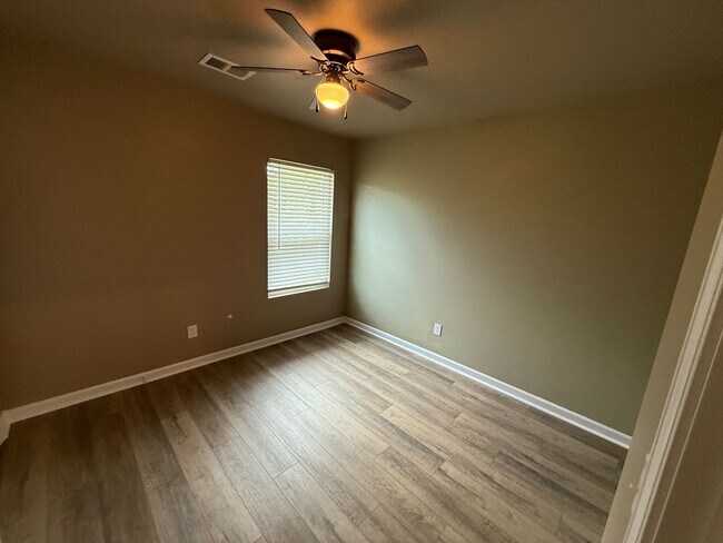 Building Photo - Open concept 4 bed, 2.5 bath home with fen...
