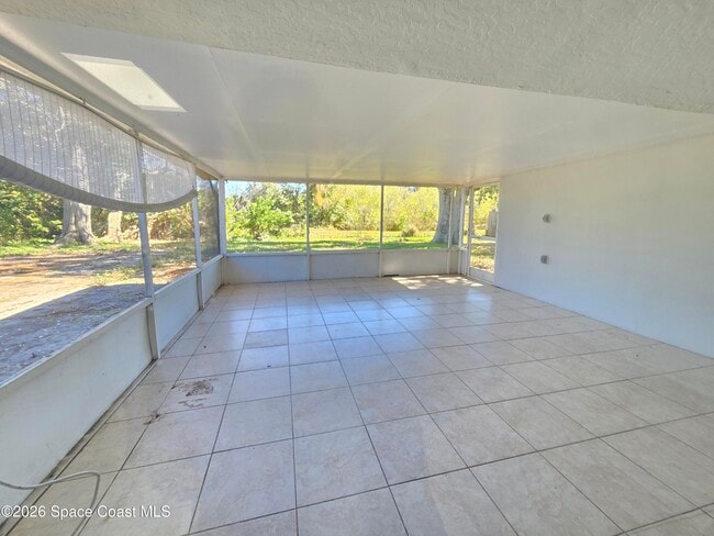 Building Photo - 771 Onyx Dr NE