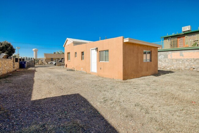 Building Photo - Great Location