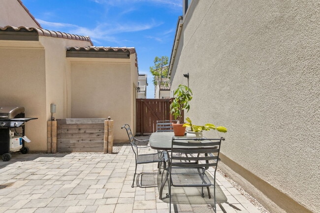 Building Photo - Love your life at Escaya in Chula Vista! 4Bed/2.5Ba attached garage home for rent