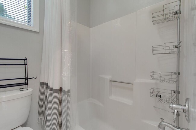 Building Photo - Charming 2 Bed 2 Bath Home on Historic Rus...