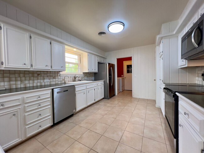 Building Photo - PRE-LEASING for June! Stunning Large 3 Bedroom Home!