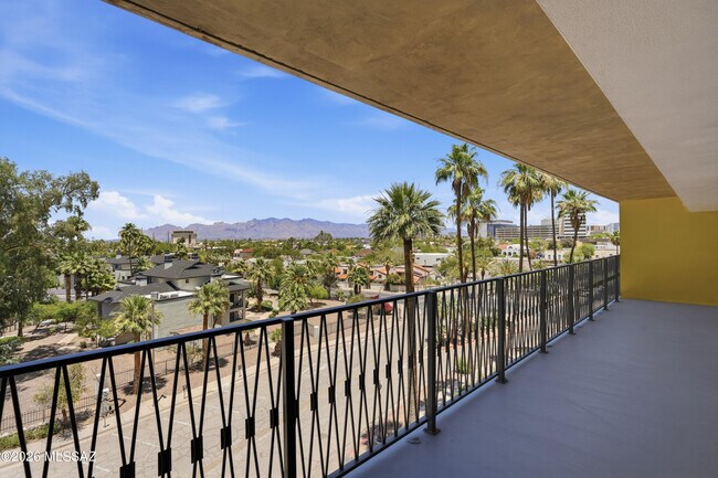 Building Photo - 425 W Paseo Redondo