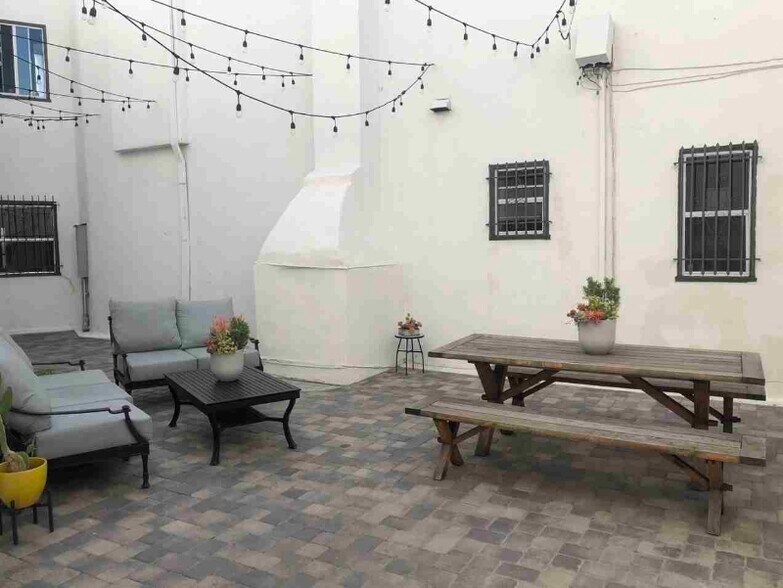 Building Photo - 851 Sanborn Ave