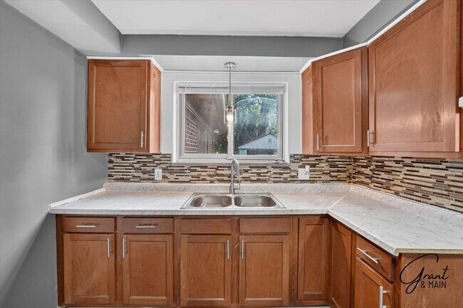 Building Photo - 17400 Huntington Rd