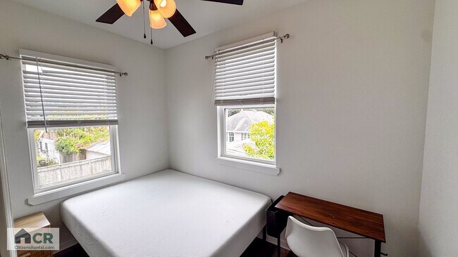 Building Photo - 5bd/2ba Near Campus and Stadium! Text 727-459-4141 for more info!