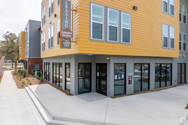 Building - Lobby Entrance - Gardens at South City