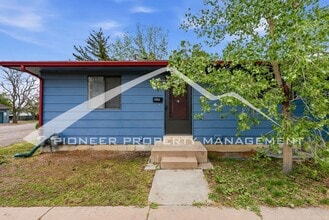 Building Photo - Charming 1/2 Duplex with Washer/Dryer!