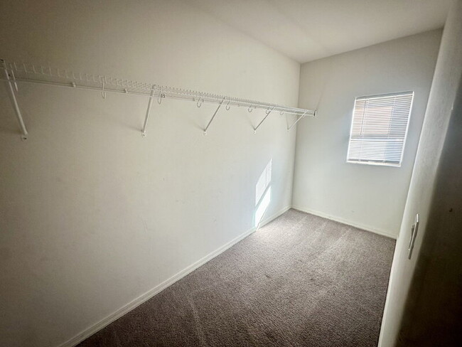 Building Photo - 226 W Watson Ct