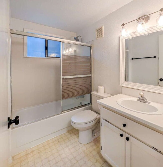 Building Photo - 115 E Jonathan Rd