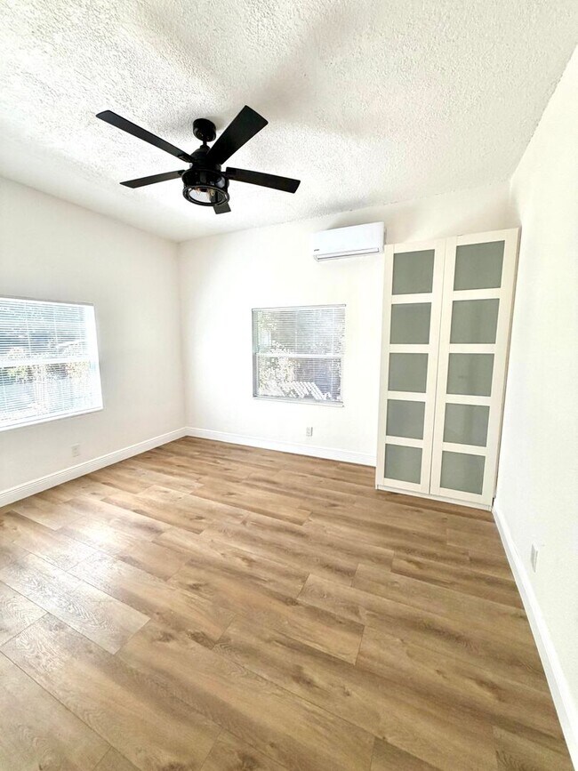 Building Photo - 2 bedroom 1 bathroom duplex in Tampa Heights