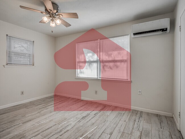 Building Photo - 224 W 5th St