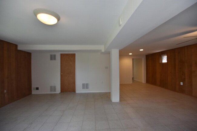 Building Photo - 4015 Heathfield Rd
