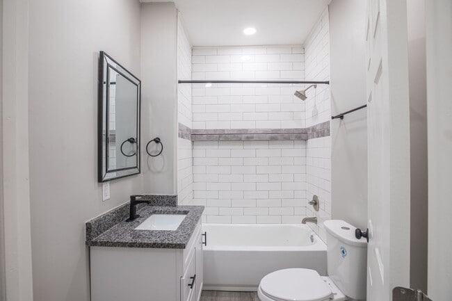 Building Photo - Renovated Bungalow in Riverside