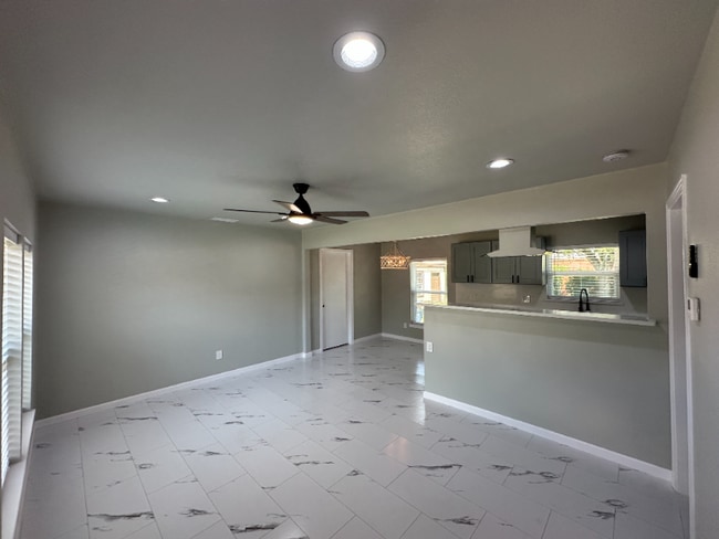 Building Photo - 2504 Avon Dr