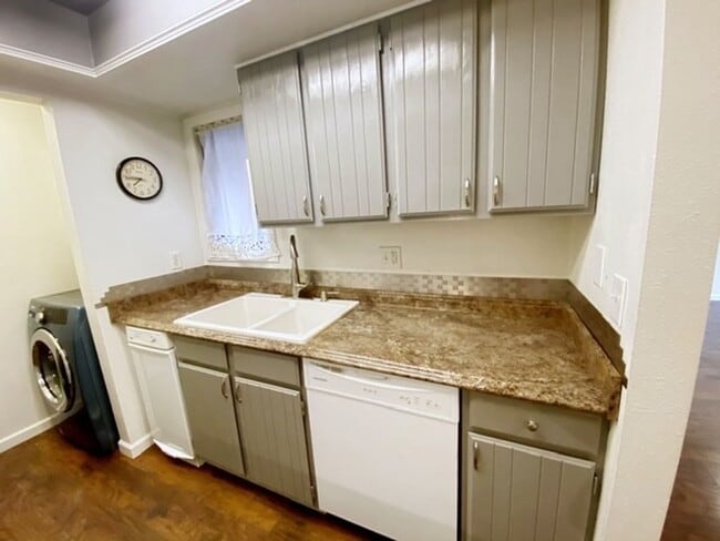 Building Photo - South Anchorage Condo with Balcony, Garage...