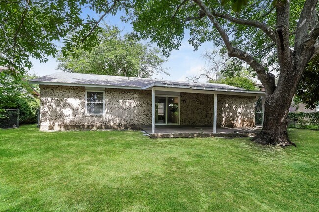 Building Photo - 3 BR/2BA | Updated Single Family Home | 1-Car Garage Parking | Great backyard!