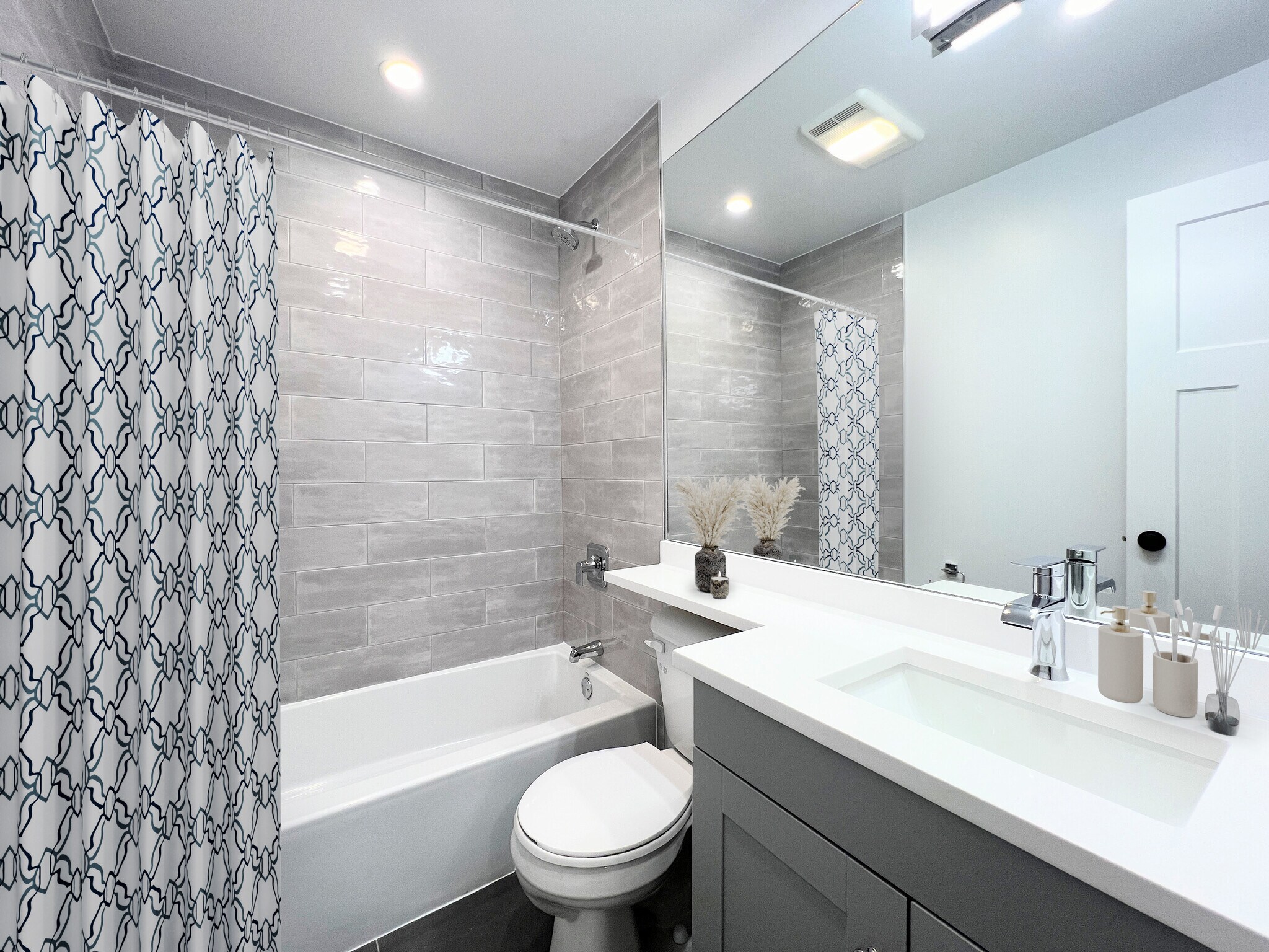 Building Photo - 530 W Aldine Ave