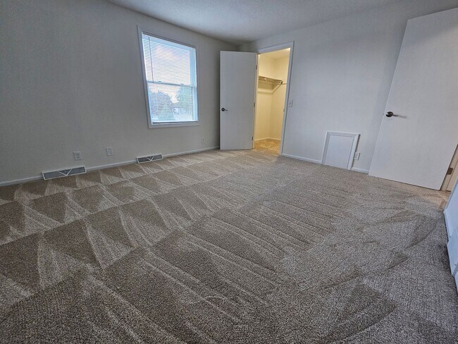 Building Photo - 3BR Townhome – Remodeled Kitchen, Garage, ...