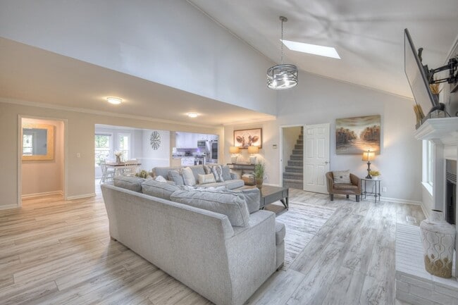 Building Photo - 204 Hogan Ln