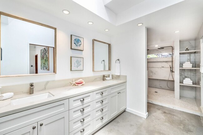 Building Photo - Elegant Home w/ Private Beach Access, Pool...