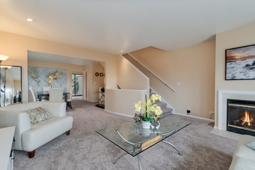 Living room - 1604 Lakeview Blvd E