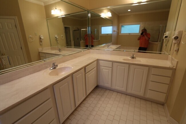 Building Photo - EXECUTE LIVING IN PRIVATE COMMUNITY