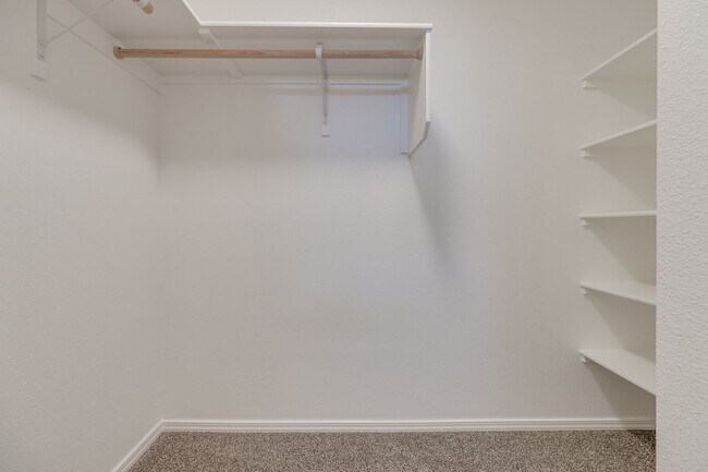 Building Photo - 3 Bedroom Townhome Available