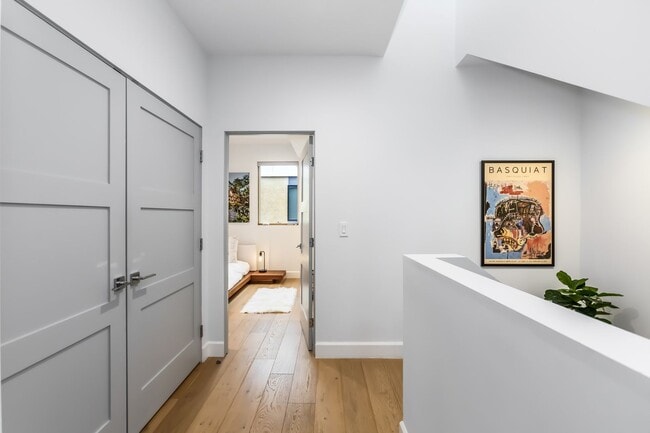 Building Photo - Stunning home in Studio City!