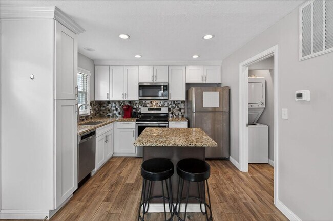 Building Photo - 2113 Pamela Dr