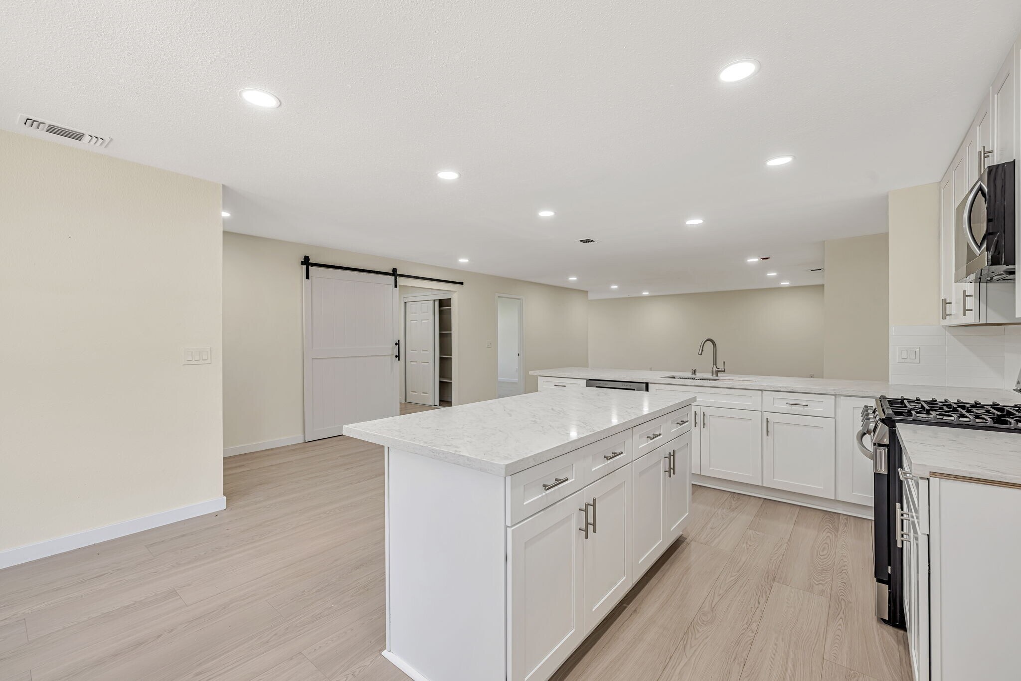 Building Photo - 6941 Golf View Dr