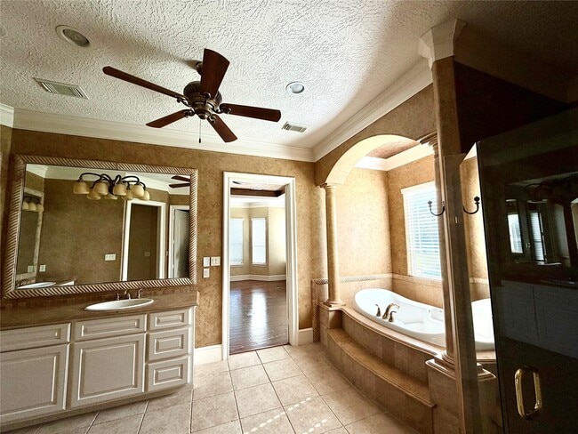 Building Photo - 1631 S Persimmon St