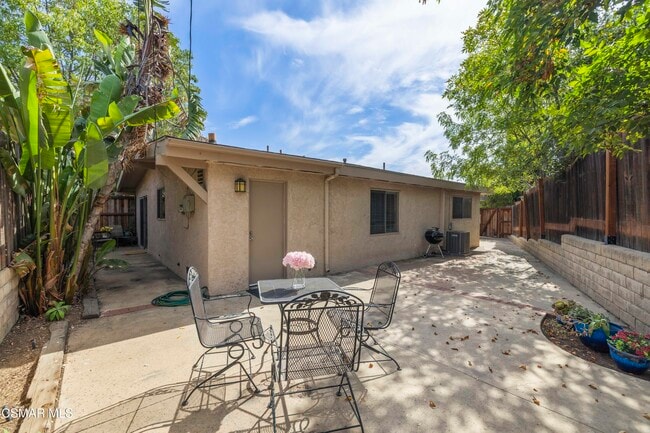 Building Photo - 865 W Hillcrest Dr