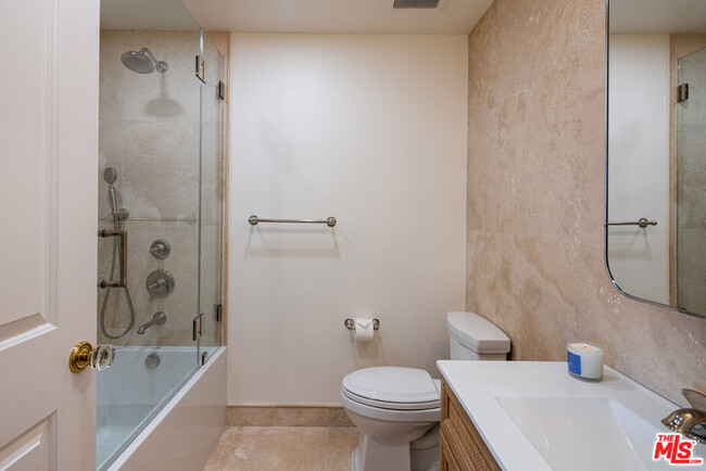 Building Photo - 818 N Doheny Dr