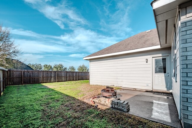 Building Photo - 8515 Holly Spring Ln